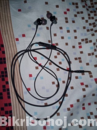 Active wired headphone
